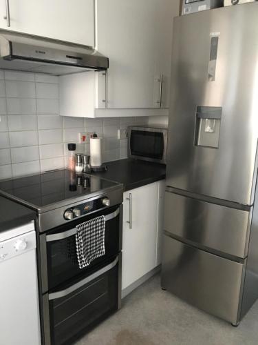 Comfortable rooms with live in host, walking distance to the High St & more - Greylake