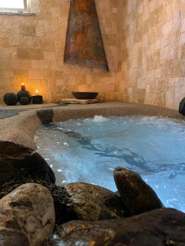 DOMUS PARVA - Villa con bio-piscina, spa privata e appartamenti panoramici - Tap to explore photos