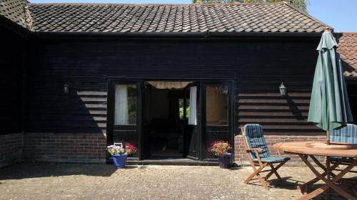Paddock Barn ~ Short & Long term stay, pets welcome ~ Woodbridge, Framlingham ar in Debach