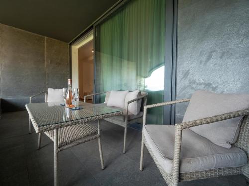 Deluxe Double Room with Balcony and Sea View image 4