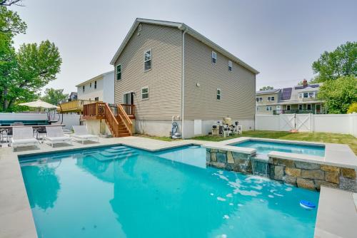 Gorgeous Keansburg Home w/ Pool: Walk to Beach! in Hazlet (NJ)