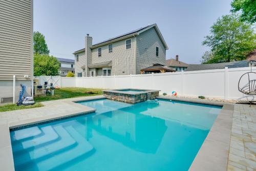 Gorgeous Keansburg Home w/ Pool: Walk to Beach! in Hazlet (NJ)