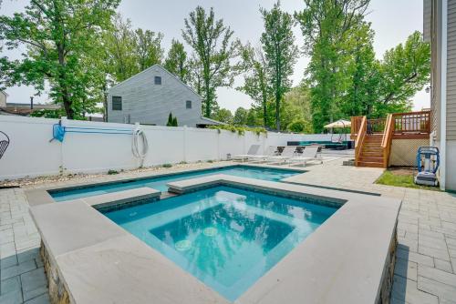 Gorgeous Keansburg Home w/ Pool: Walk to Beach! in Hazlet (NJ)