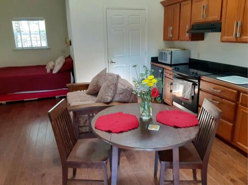 Golden Eagle Vacation Rentals - Orca Suite - Cottage #3 - ADA