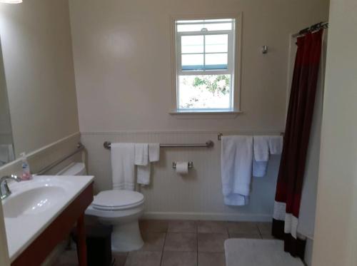 Golden Eagle Vacation Rentals - Orca Suite - Cottage #3 - ADA