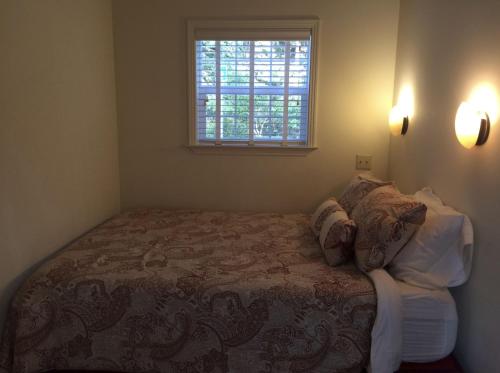 Golden Eagle Vacation Rentals - Orca Suite - Cottage #3 - ADA