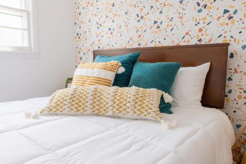 Retro Retreat renovated 2BR, desk, no chore list! in Kingston, USA