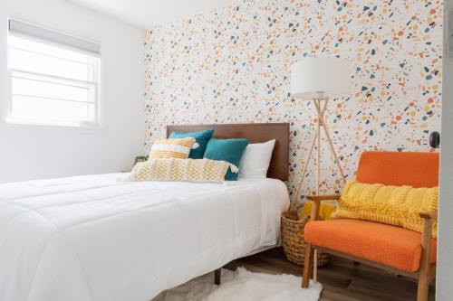 Retro Retreat renovated 2BR, desk, no chore list! in Kingston, USA