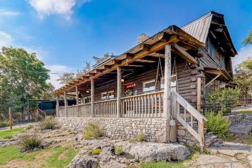 Skyband Cabin in Canyon Lake, USA