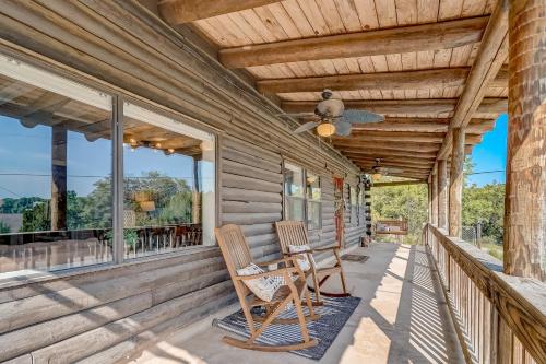 Skyband Cabin in Canyon Lake, USA