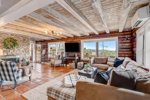 Skyband Cabin in Canyon Lake, USA