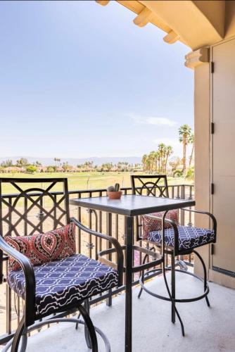 1 BR Condo Pool Hot Tub Sleeps 4 Views in La Quinta, USA