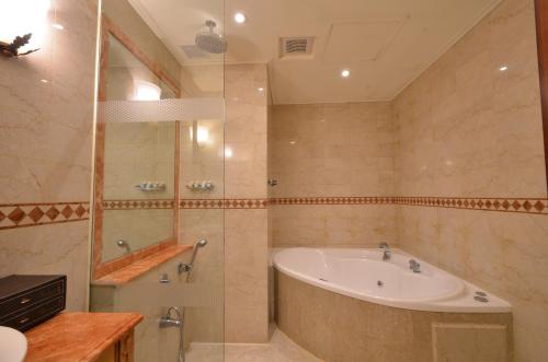 Standard Double Room image 10