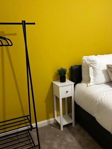 Comfy 2-bed home - Contractors and Leisure gîte à louer Smethwick Galton Bridge Railway Station