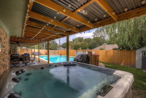 Beautiful 4 bedroom home with Pool, Hot Tub & More