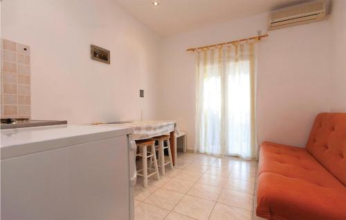 1 Bedroom Awesome Apartment In Valbandon