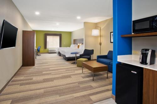 Holiday Inn Express Hotel and Suites Katy an IHG Hotel - image 3