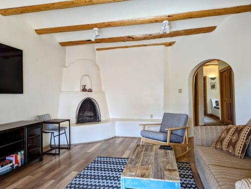 Adorable Adobe Taos - excellent location between ski valley and town! in El Prado, USA