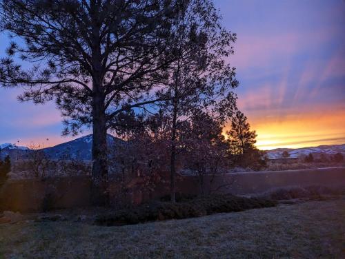 Adorable Adobe Taos - excellent location between ski valley and town! in El Prado, USA
