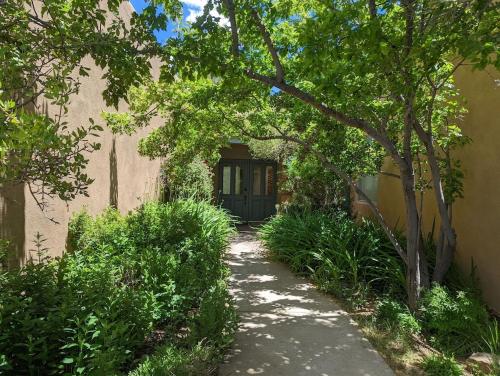Adorable Adobe Taos - excellent location between ski valley and town! in El Prado, USA