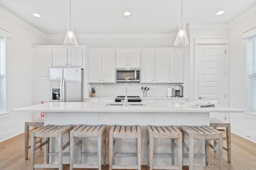 Majestic Brand New 3-Story Home 8-Mn Walk to Beach and Community Pool Access Pets Welcome - image 7