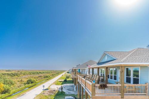 Your perfect getaway: beachside- 6 beds, sleeps 10 in Bolivar Peninsula, USA