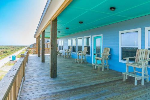 Your perfect getaway: beachside- 6 beds, sleeps 10 in Bolivar Peninsula, USA