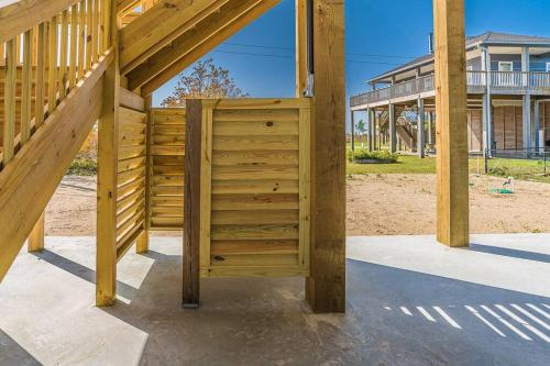 Your perfect getaway: beachside- 6 beds, sleeps 10 in Bolivar Peninsula, USA