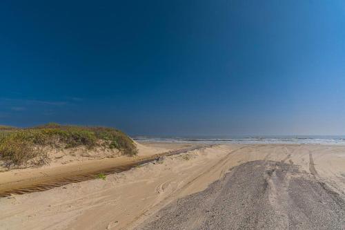 Your perfect getaway: beachside- 6 beds, sleeps 10 in Bolivar Peninsula, USA