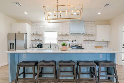 Your perfect getaway: beachside- 6 beds, sleeps 10 in Bolivar Peninsula, USA