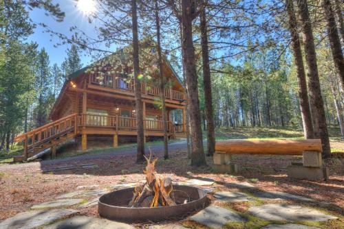 Henrys Cast by KABINO Hot Tub Large Driveway PS4 Dog Friendly Fire Pit Fireplace in Island Park, USA