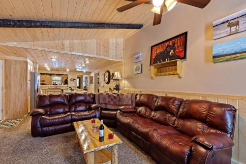 Huckleberry Hollow by KABINO Hot Tub FirePit PS2 Satellite Grill WiFi Golf Course