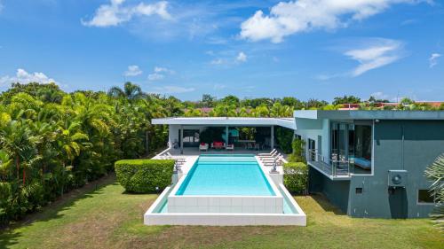 Luxurious 5BR Villa Mayacol with 17m Long Pool, NaiHarn