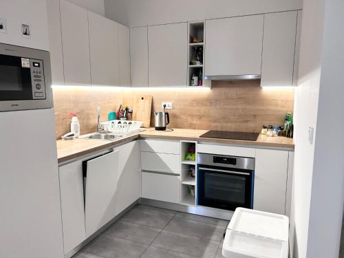 New 2022 Family&Friends Downtown AC 3BR 2BA FREE PARKING big Balcony near Metro&Train Station SELF CHECK-IN Apt, Будапешт