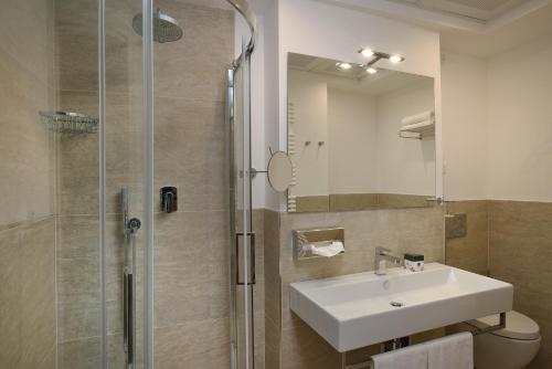 Bathroom, Hotel Bologna Airport in Borgo Panigale
