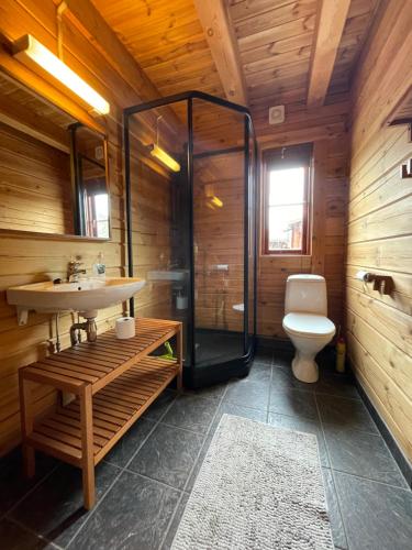 ห้องน้ำ, Tradisjonell laftet hytte in วราดาล