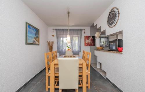 Pet Friendly Home In Zmijavci With Jacuzzi