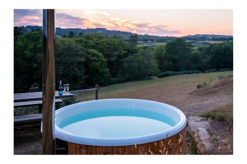 Karstais baseins, Canvas & Campfires, Luxury Safari Tent Glamping, only Seren Tent has a hot tub in Llanwenog