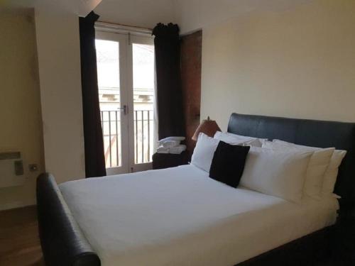 Party Pads Liverpool Sleeps 4 to 26 - image 12