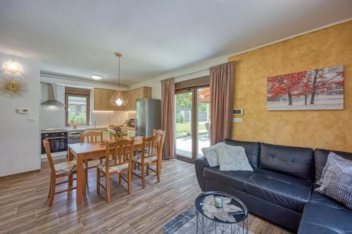 virtuve, Villa Alba with Private Pool in Lesišćina