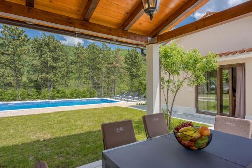 Peldbaseins, Villa Alba with Private Pool in Lesišćina