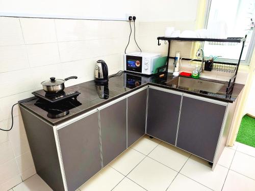 Kitchen, TuR10-Oppesite Pisa Stadium-1min-FoodCourt-MiniMarket in Bayan Baru