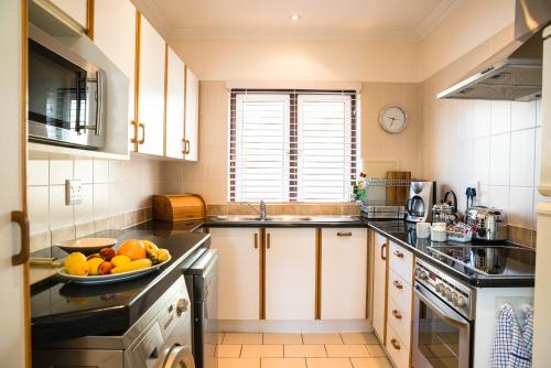 Konyha, The Upper Deck at Sunny Cove near Fish Hoek Beach