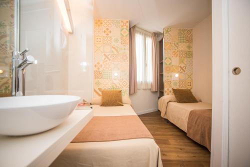 Hostal Marenostrum - image 12