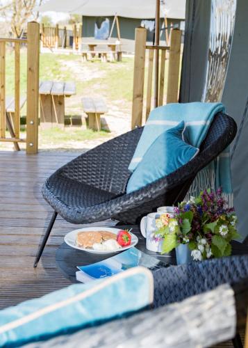 Balkons/terase, Canvas & Campfires, Luxury Safari Tent Glamping, only Seren Tent has a hot tub in Llanwenog