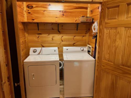 Makin Memories 2 Bedrooms Sleeps 6 Arcade Pool Table Jetted Tub - image 3