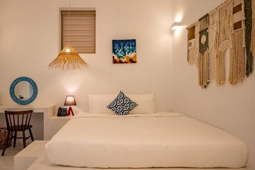 Standard King Room image 8