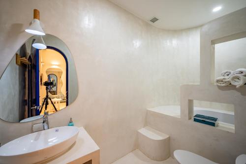 Standard King Room image 2