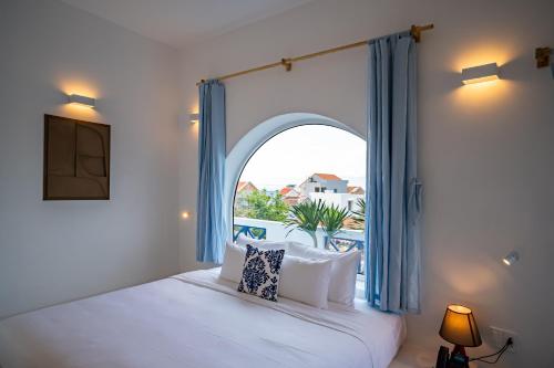 Standard King Room image 7