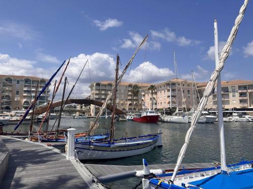 Studio cabine a 200m de Port Frejus, plage, commerces, terrasse, 4 couchages, menage inclus - FR-1-2 near Le Provencal